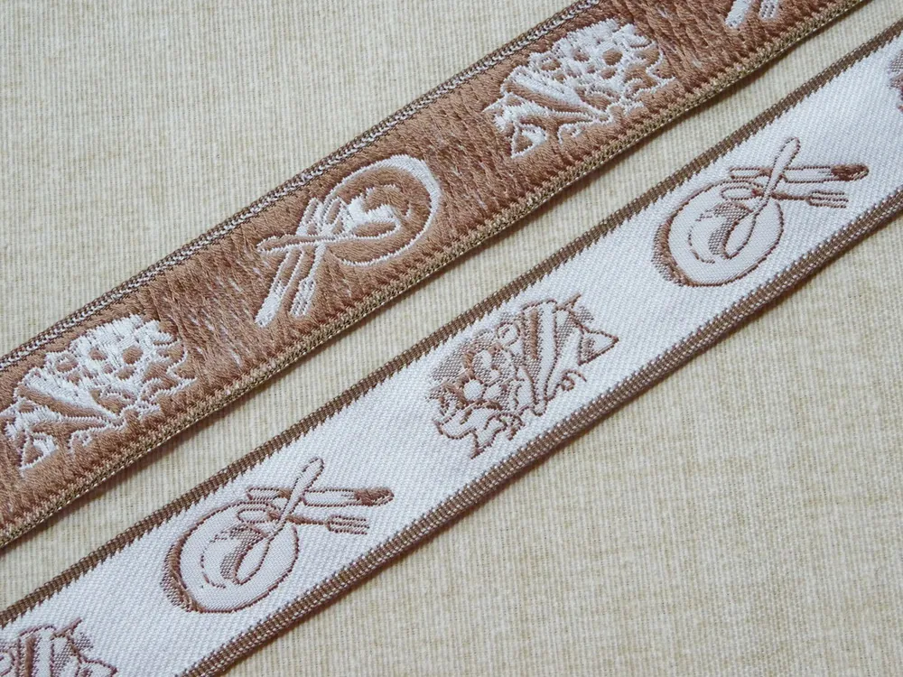 Stuha bielo-hnedá "tanier, víno" - 2,5 cm 