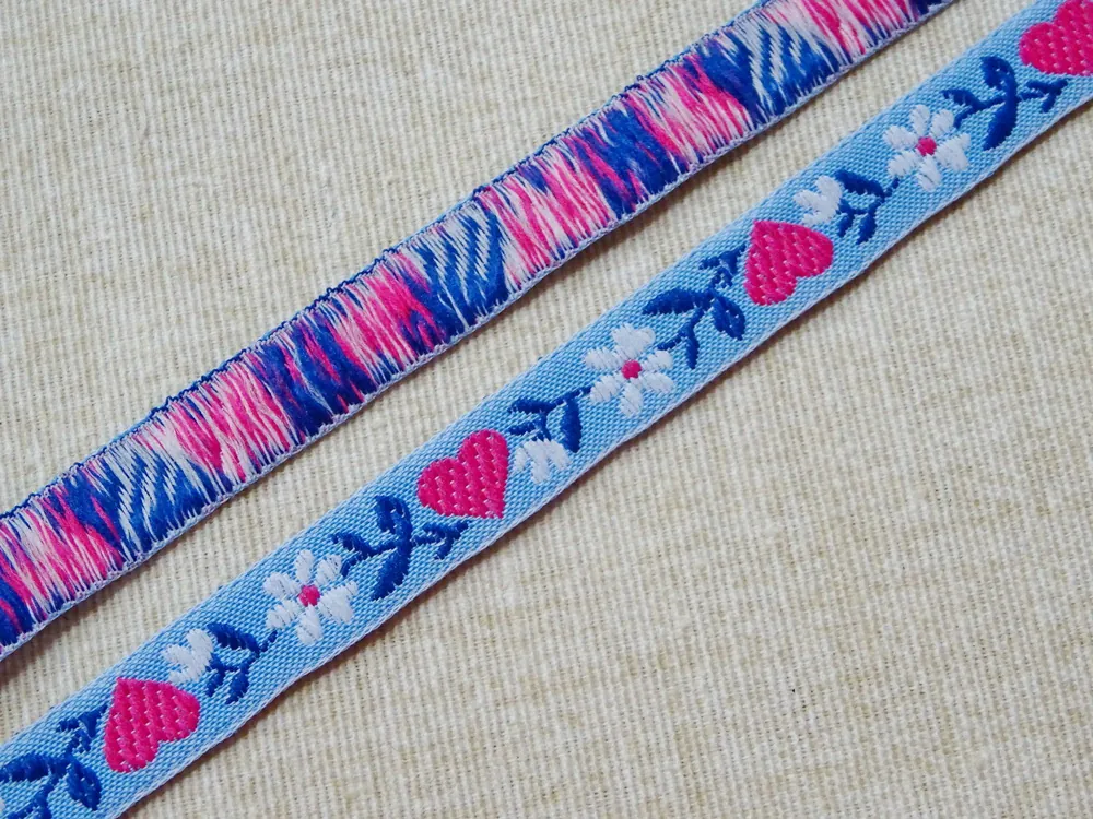 Stuha modrá "biely kvet, cyklaménové srdiečko" - 1 cm 