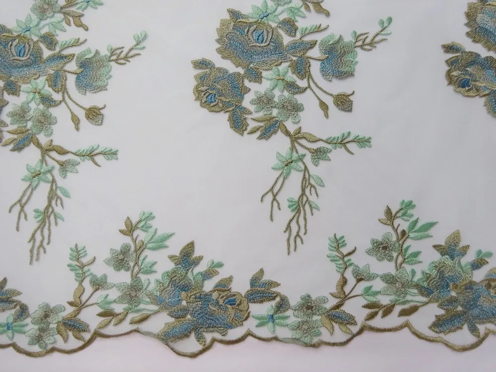 Vyšívaný tyl mintový "modro-mintovo-béžové kvety" 