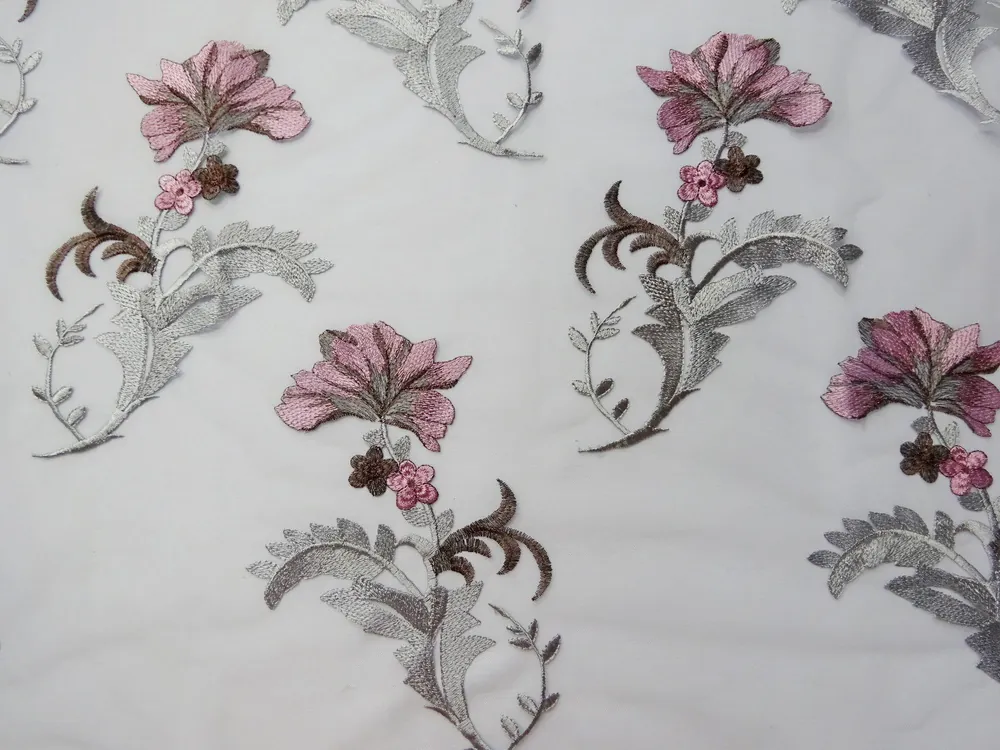Vyšívaný tyl sivý "ružovo-hnedo-sivé kvety"