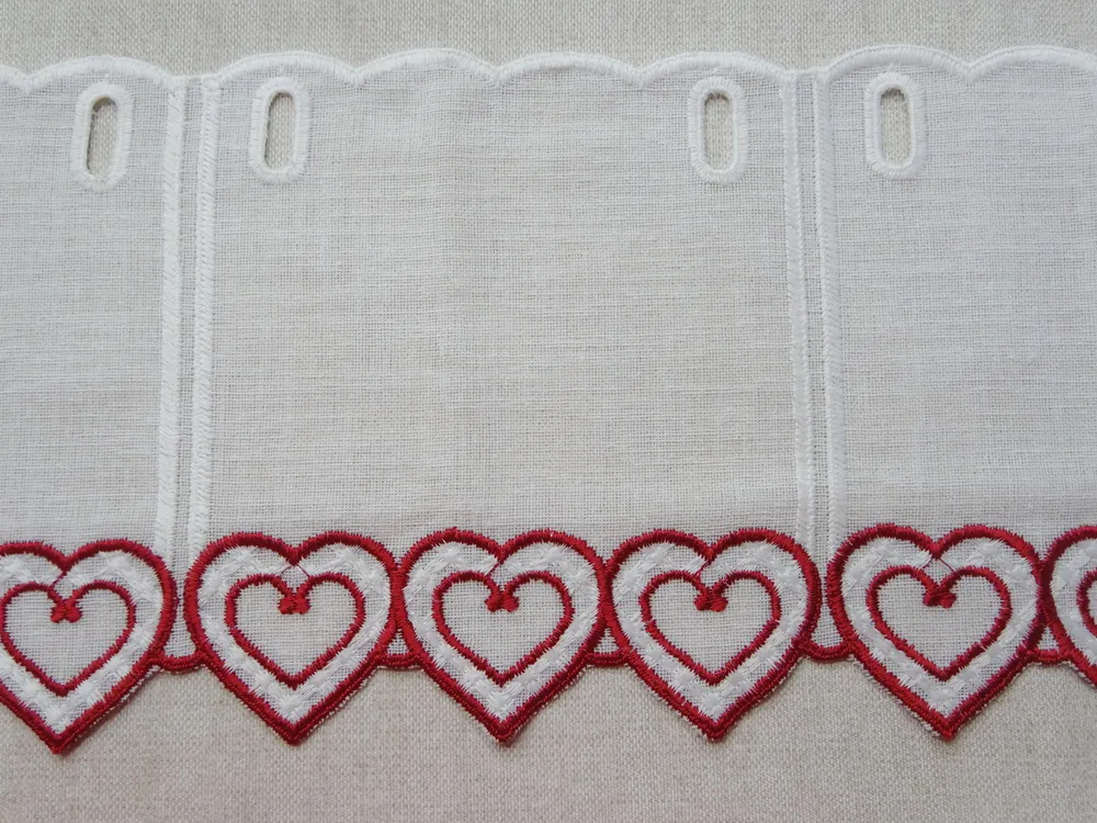Záclonka biela "červené srdiečko" - 17,5 cm