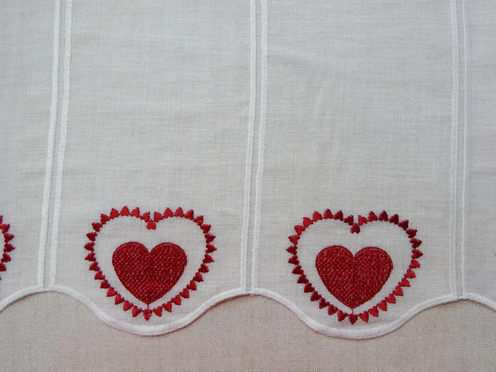 Záclonka biela "červené srdiečko" - 63 cm