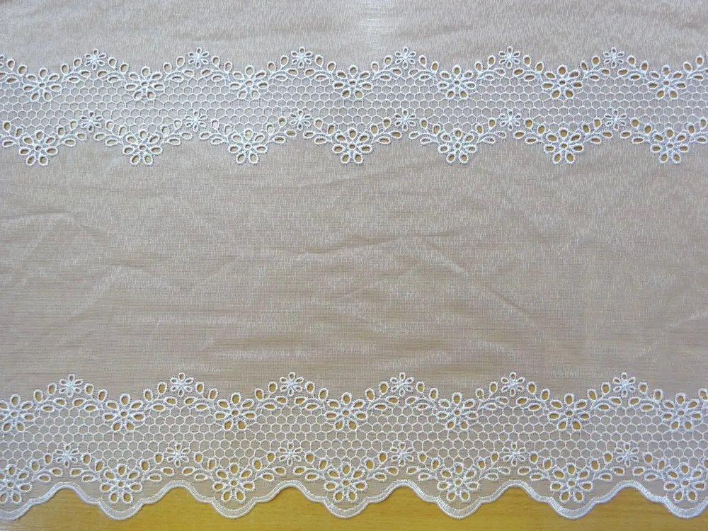 Záclona biela "vyšívané kvety" - 180 cm 