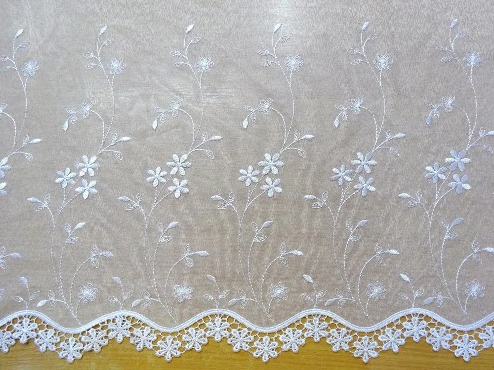 Záclona biela "vyšívané kvety, ozdobný okraj" - 140 cm