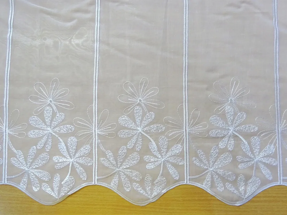 Záclonka biela "kvety" - 71,5 cm 