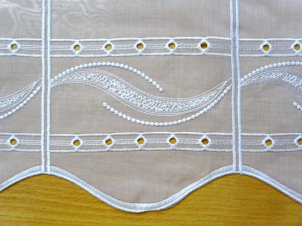 Záclonka biela "vzorovaná" - 61 cm 