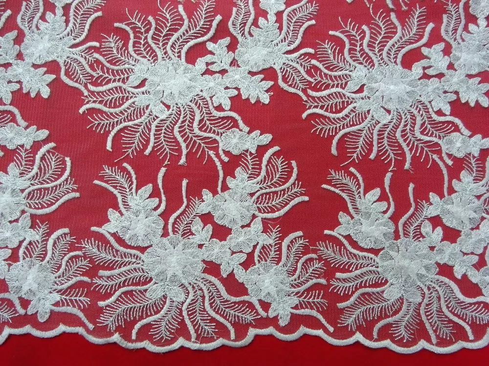 Vyšívaný tyl biely "bielo-strieborný vzor"