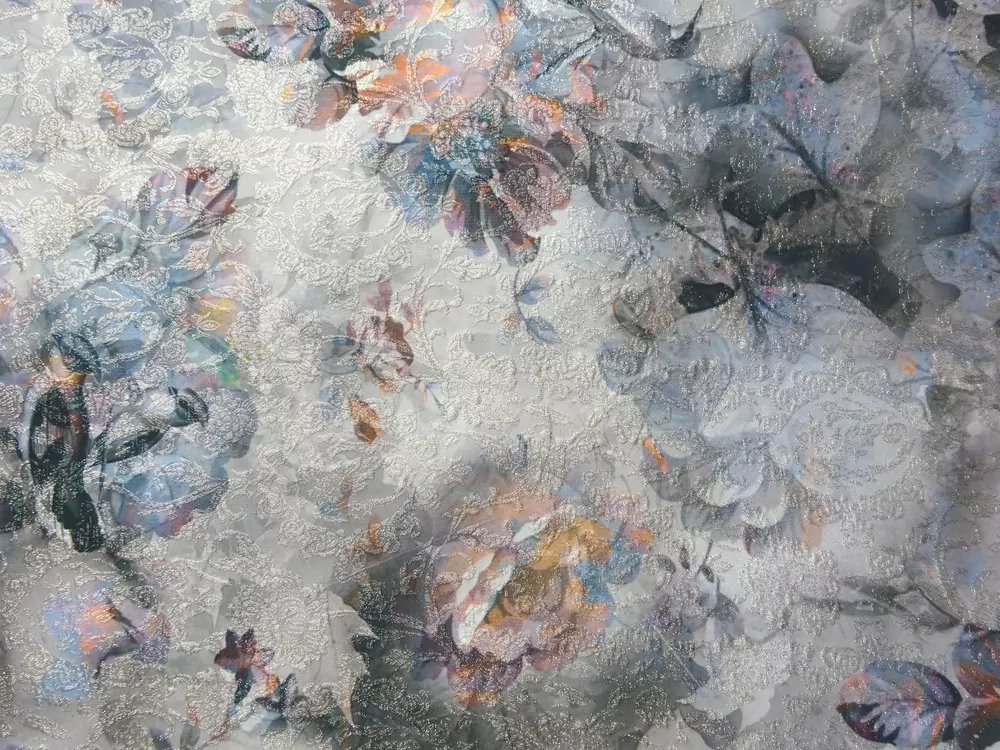 Žakard sivo-béžový "vtáčik, kvety, zlatý ornament"