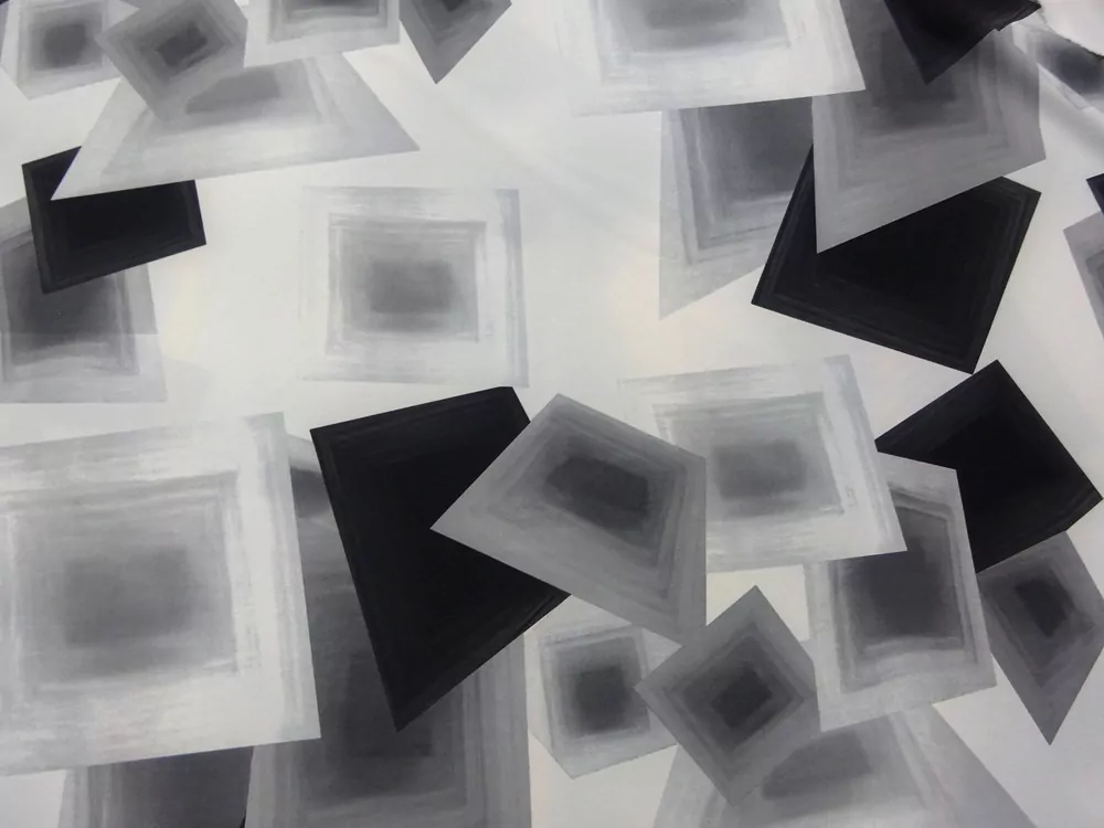 Šatovka smotanovo-sivo-čierna "geometrický vzor"