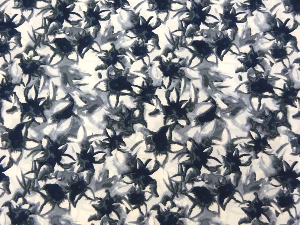 Šatovka s hodvábom smotanová "sivo-tmavomodré kvety"