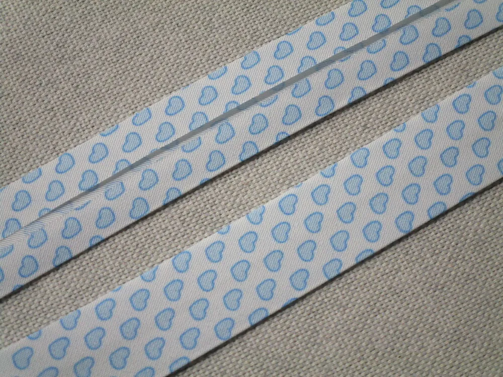 Šikmý prúžok bavlnený biely "modré srdiečka"  - cca 20 mm