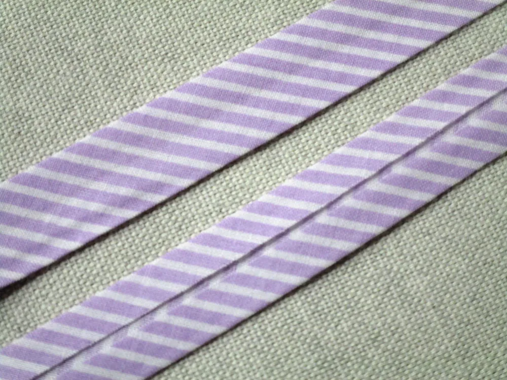 Šikmý prúžok bavlnený bielo-fialový "pásik" - 18 mm