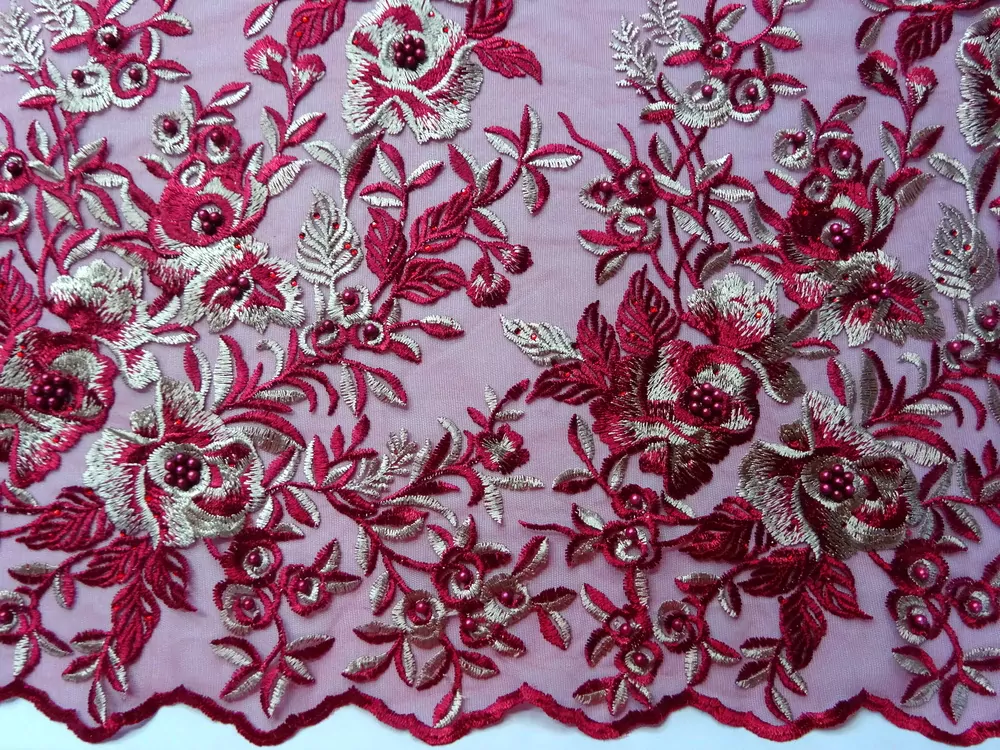 Vyšívaný tyl bordový "kvety, korálky" - bordúra