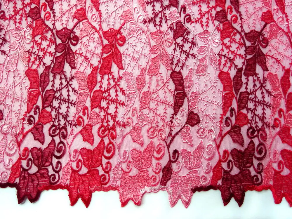 Vyšívaný tyl červený "listy"