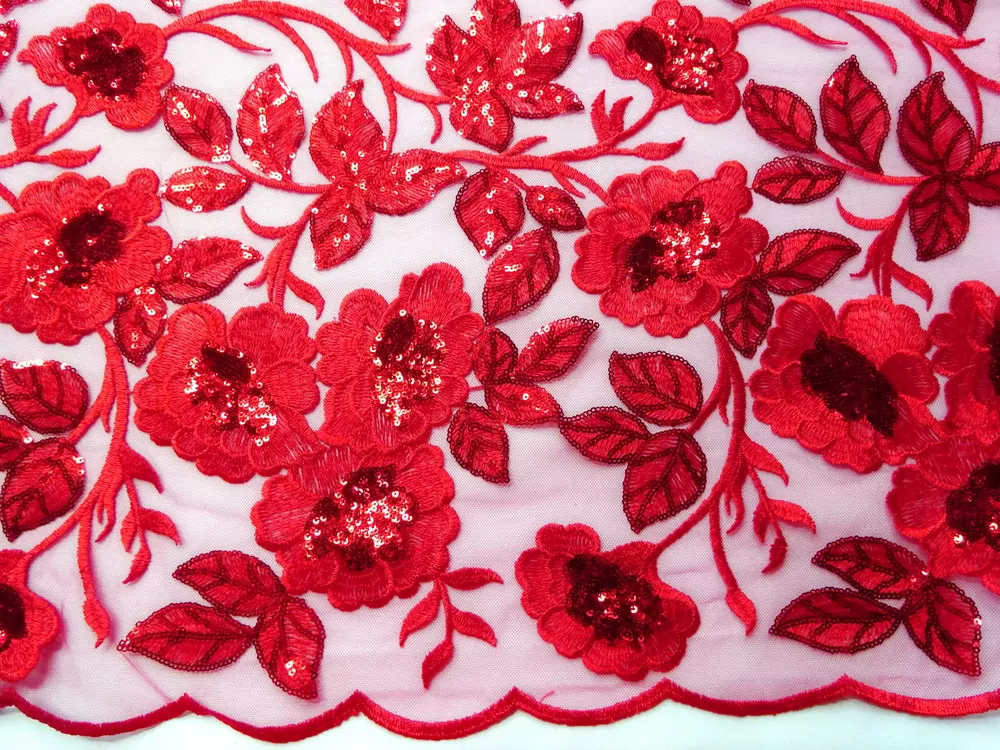 Vyšívaný tyl červený "kvet, listy s flitrami"