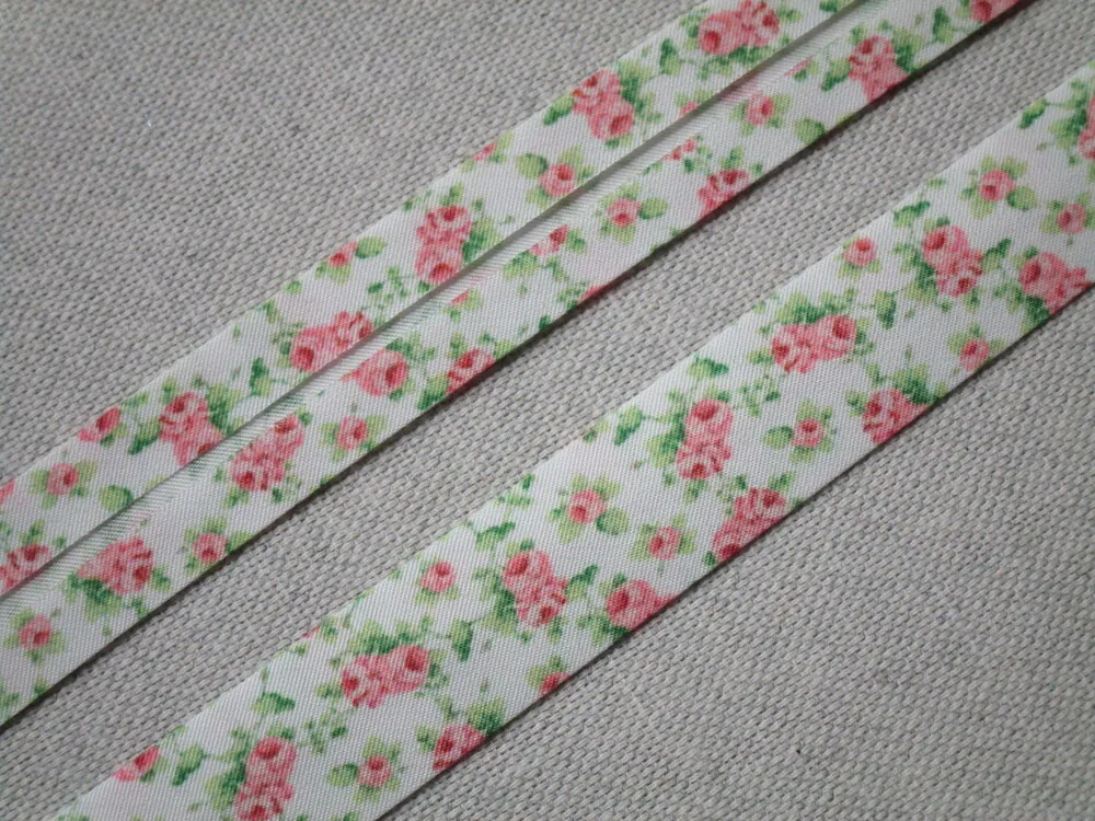 Šikmý prúžok bavlnený smotanový "kvety" - 20 mm