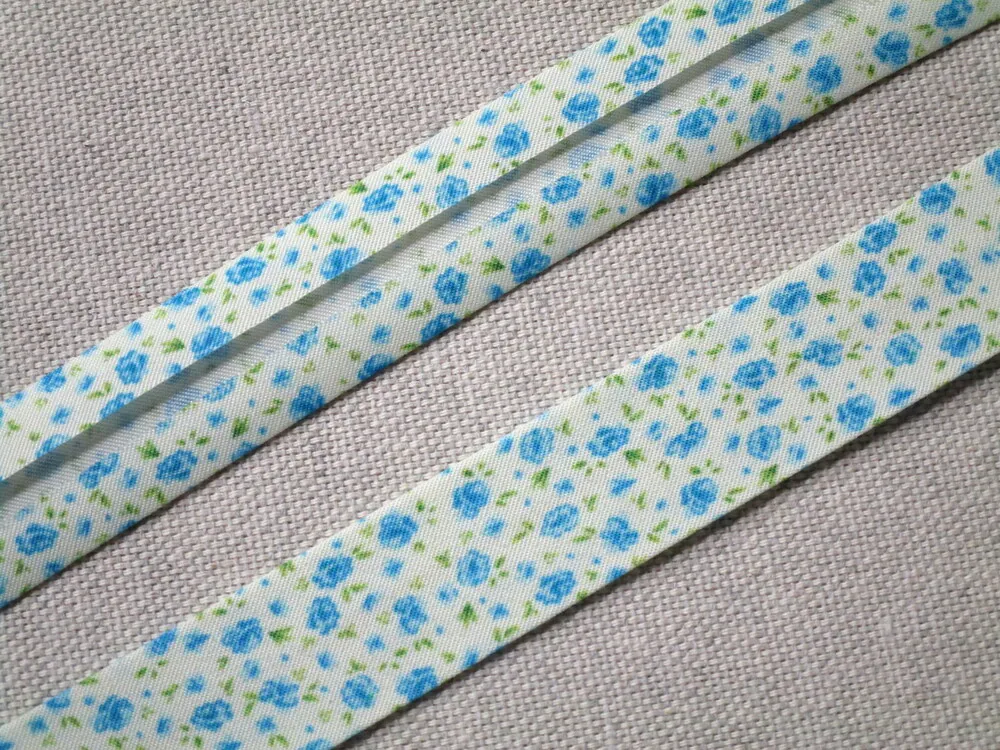 Šikmý prúžok bavlnený smotanový "modrý kvet" - 20 mm