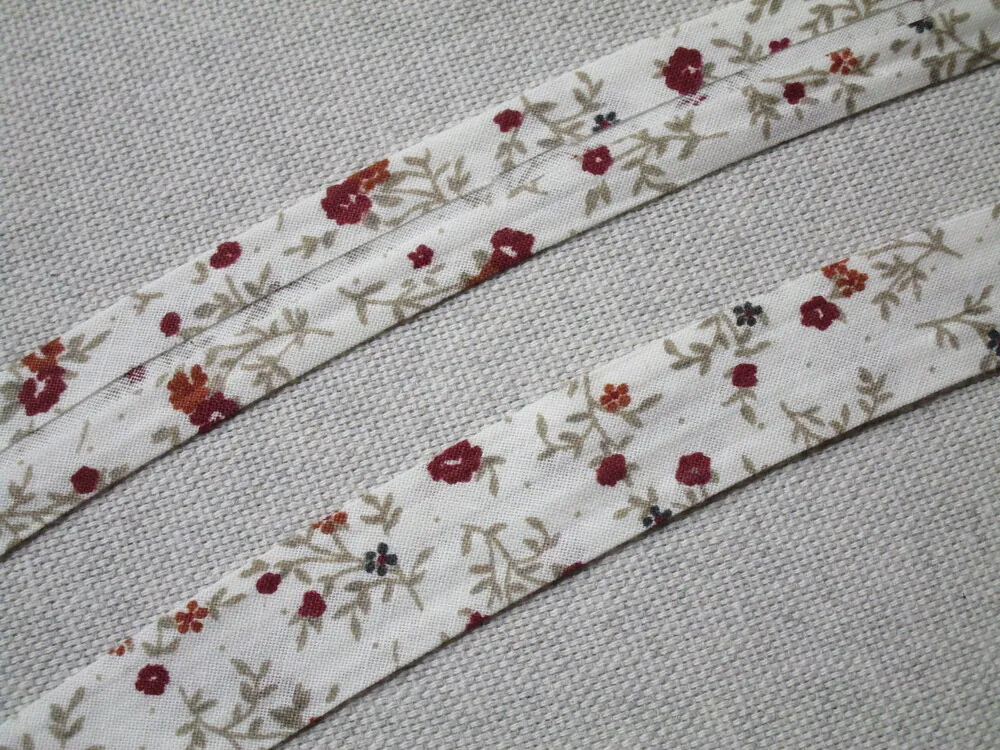 Šikmý prúžok bavlnený smotanový "kvety" - 18 mm