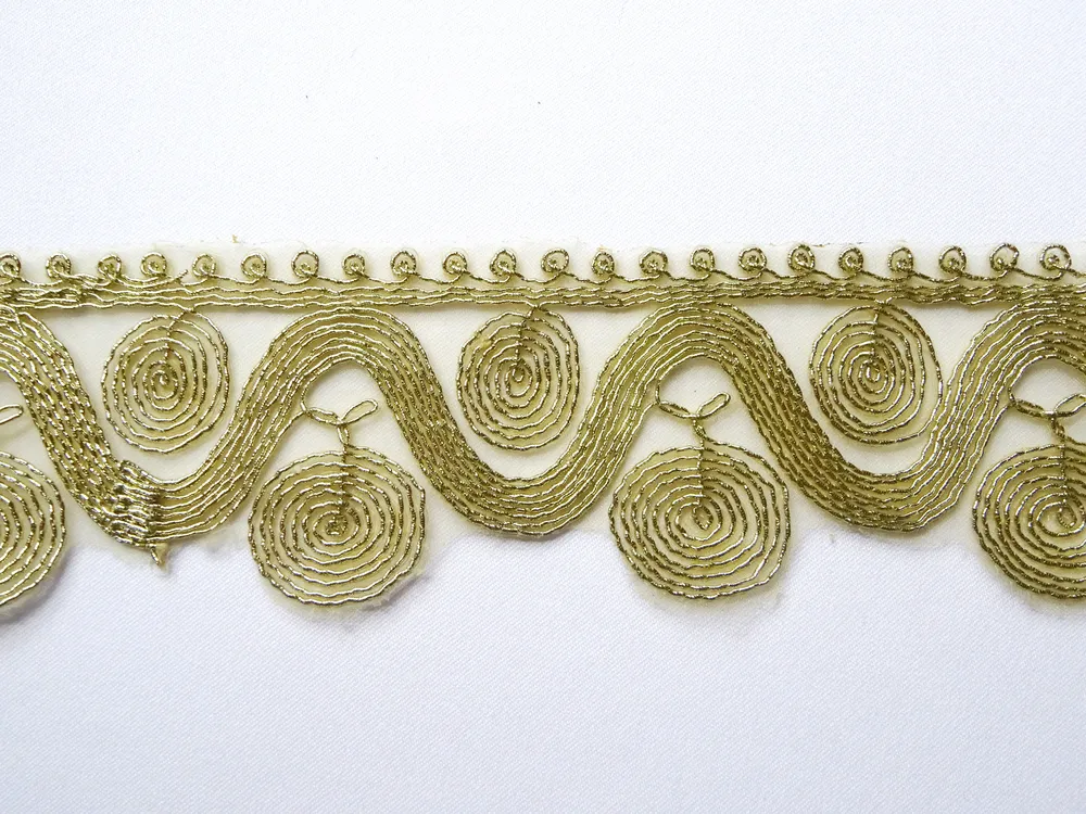 Borta na organze zlatá "ornamenty" 