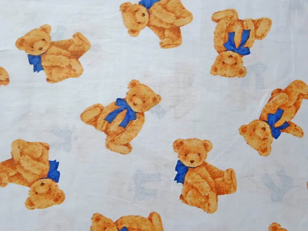 Bavlna biela "hnedý macko s tmavomodrou mašľou" 