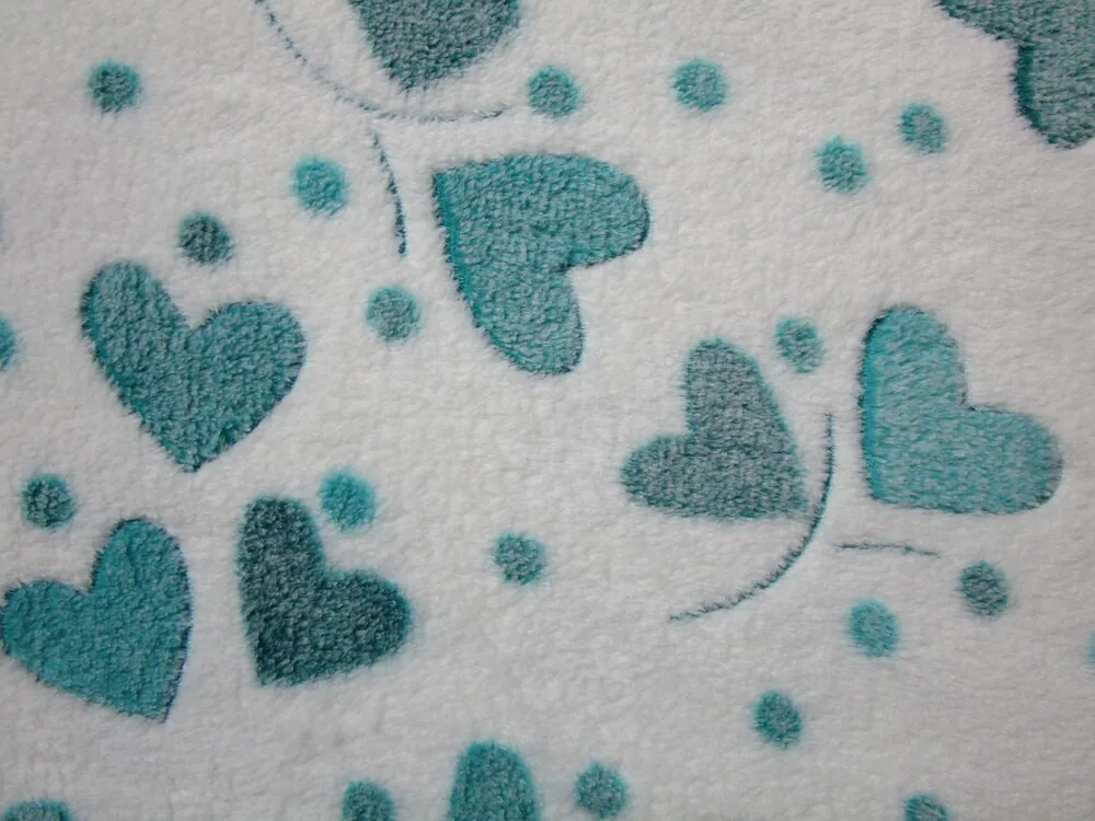 Fleece biely "tyrkysové srdiečka"