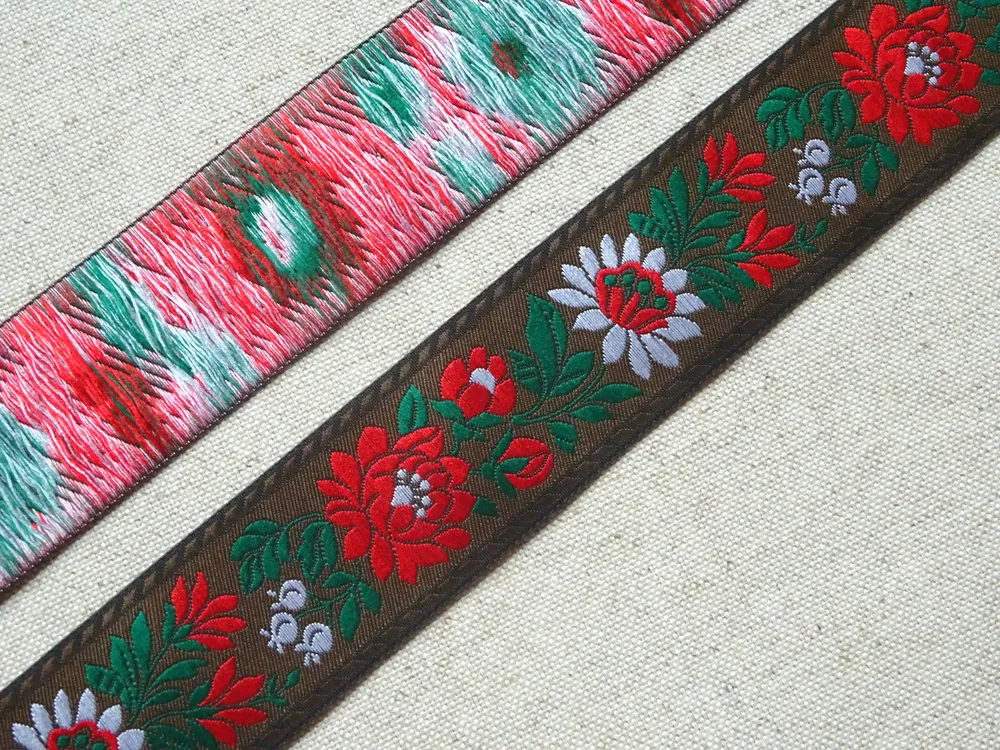 Stuha krojová hnedá "biely a červený kvet" - 3,5 cm 