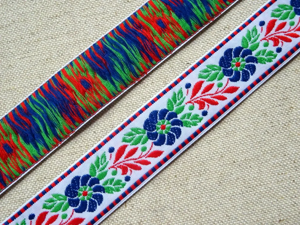 Stuha krojová biela "modrý kvet" - 2,4 cm