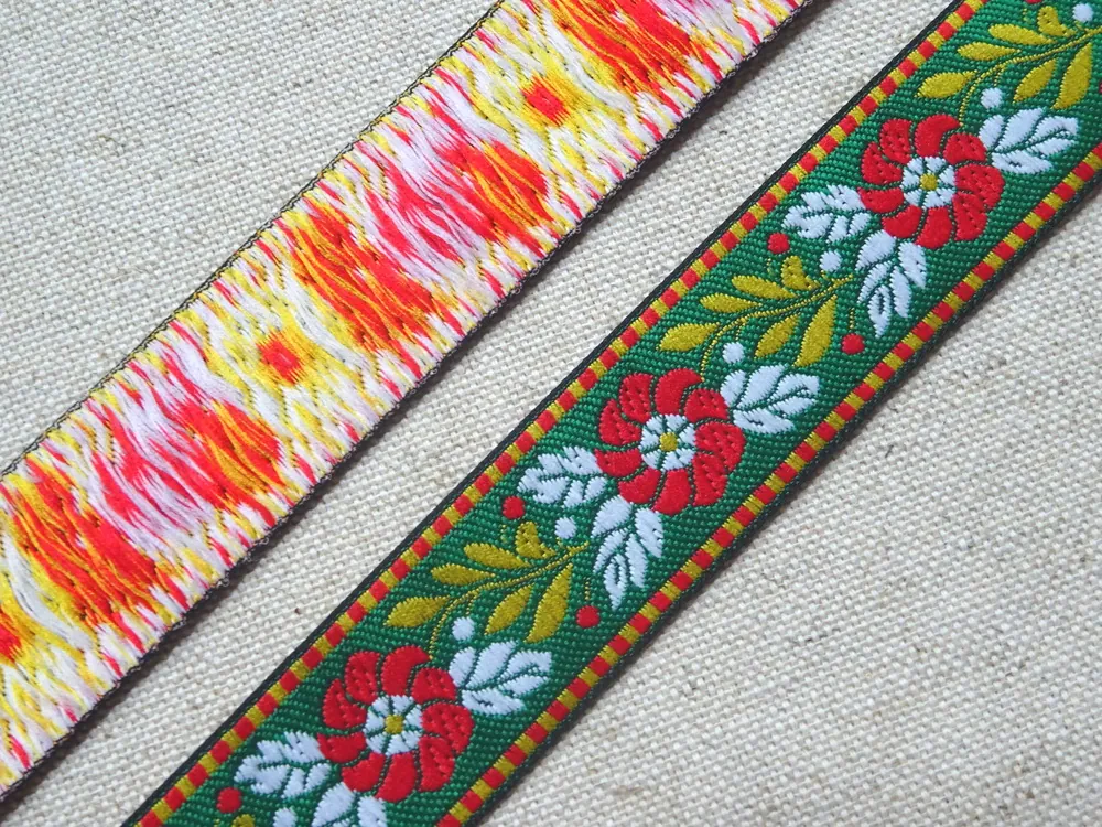 Stuha krojová zelená "červený kvet" - 2,4 cm 