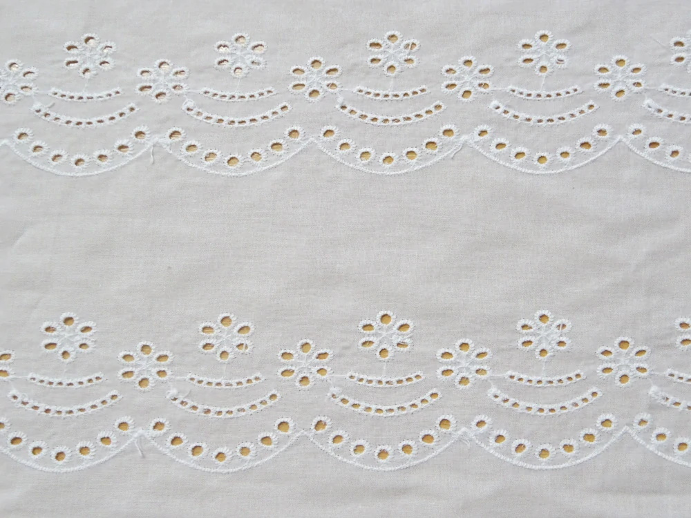 Madeira biela "vyšívané kvety" 