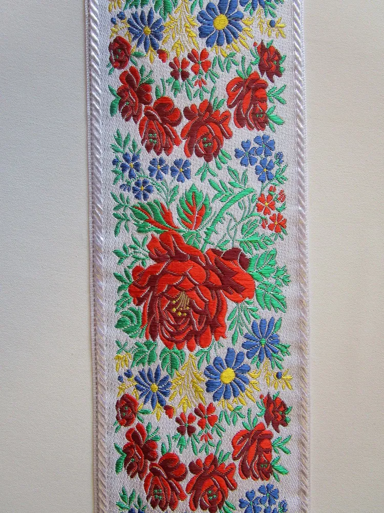 Stuha krojová biela "kvety" - 9,9 cm 