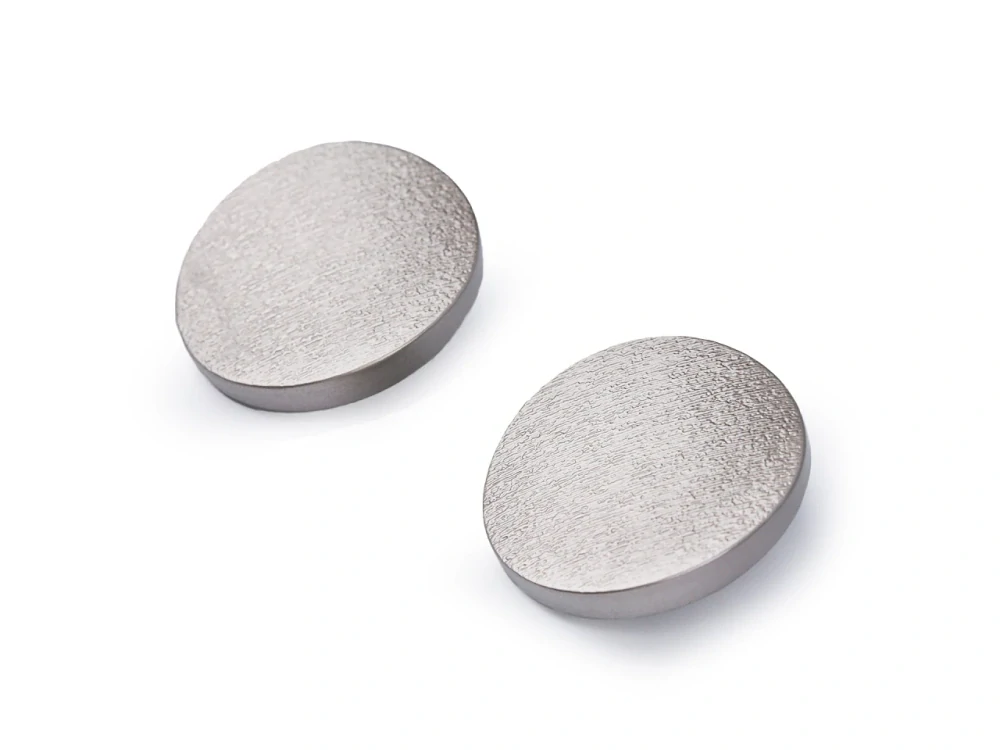 Gombík kovový nikel "vzorovaný" - 28 mm