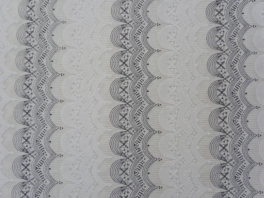 Svetrovina smotanová "bielo-čierna krajka"