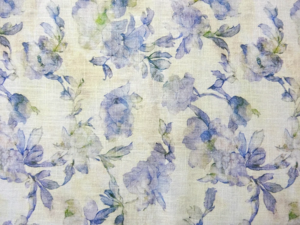 Ľan maslovo-béžová batika "modro-fialové kvety" 