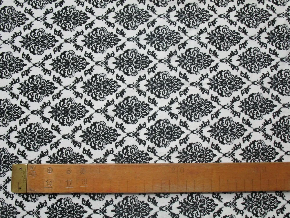 Kostýmovka smotanová "čierne ornamenty" - opačne pruží