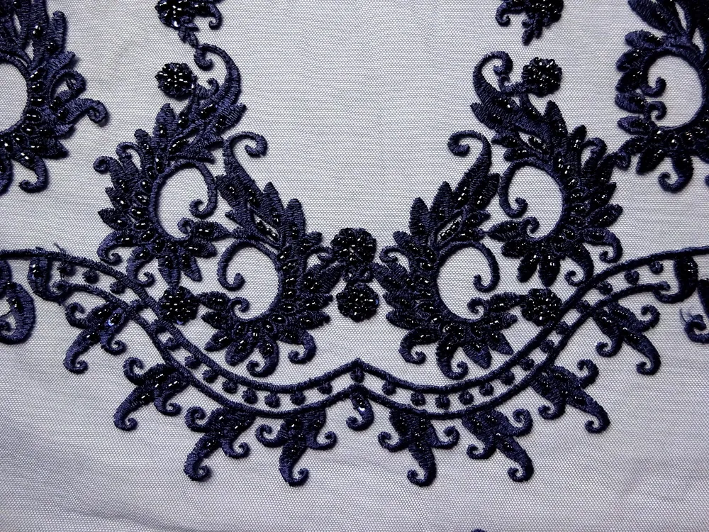 Vyšívaný tyl tmavomodrý "ornamenty s korálkami" 