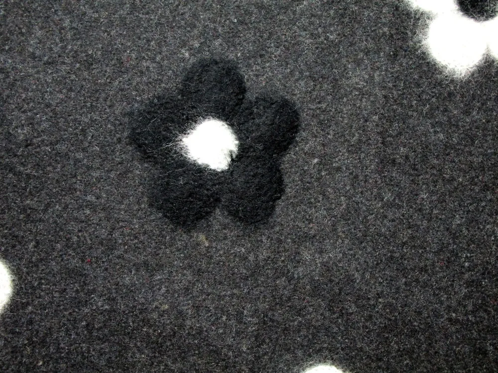 Flauš s vlnou tmavosivý "biele a čierne kvety"