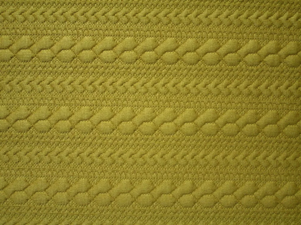 Úplet horčicový "plastický pletený vzor"