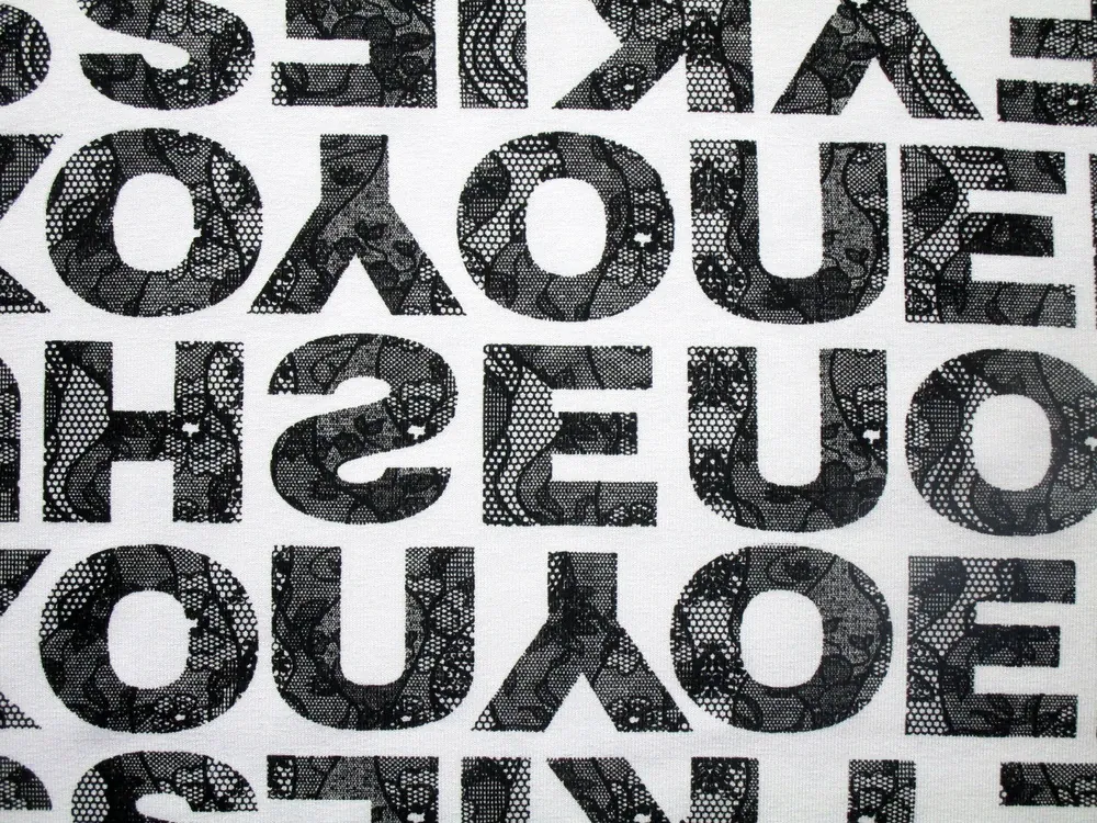 Úplet biely "čierne písmená"