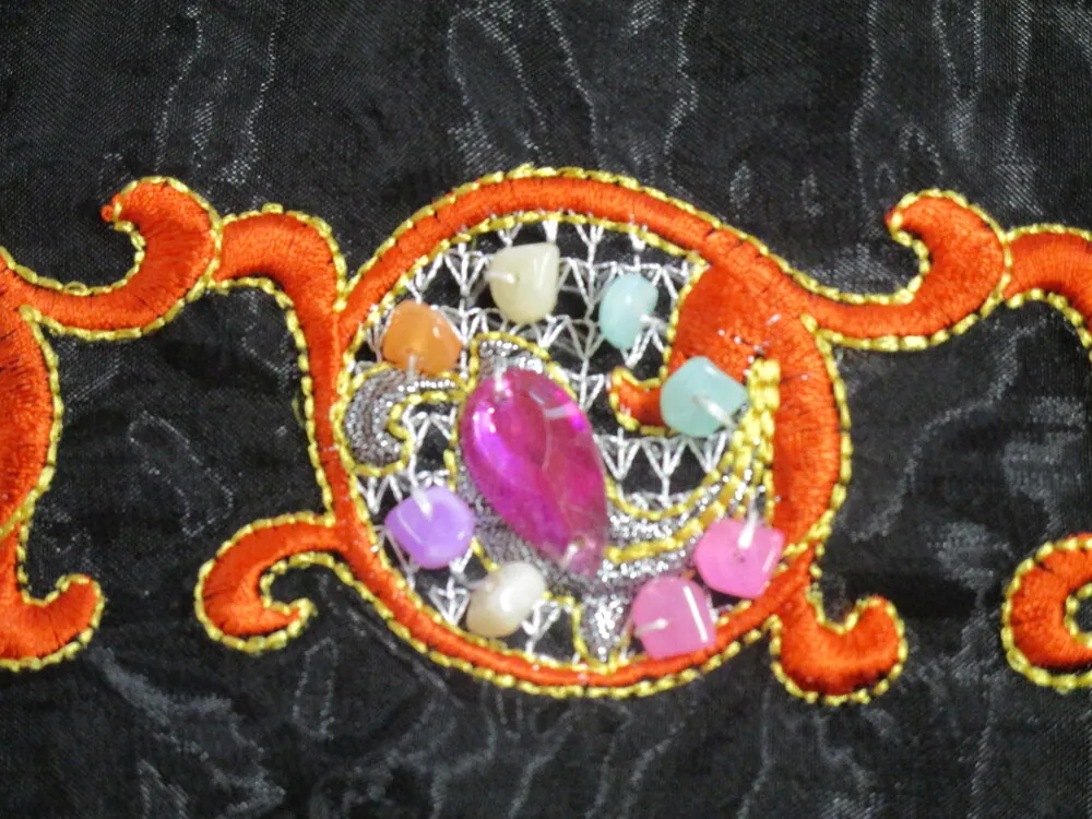 Borta "farebné kamienky v ornamente"