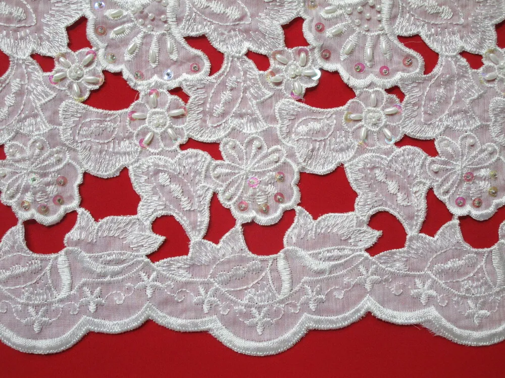 Krajka smotanová "kvety s flitrami a korálikmi"