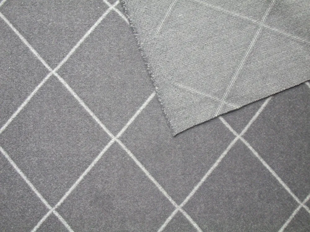 Flauš sivý "biely geometrický vzor" 