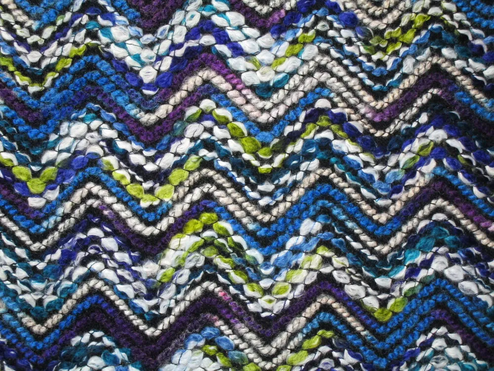 Kabátovina VOLVO "bielo-zeleno-fialovo-modrý cik-cak"