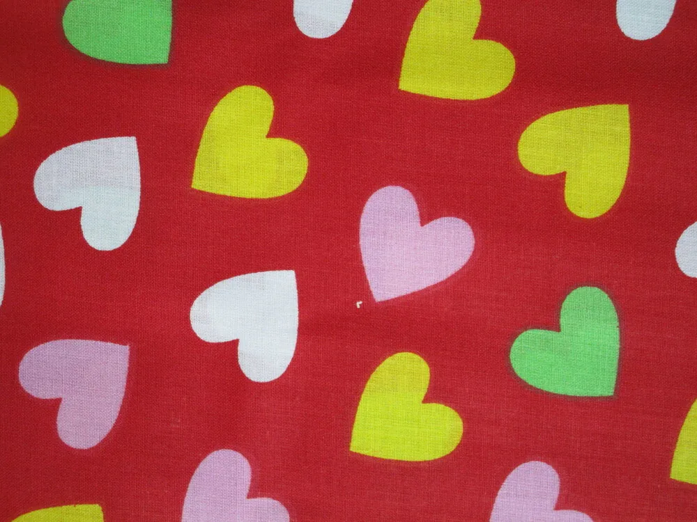 Bavlna červená "farebné srdiečka" - 2. akosť