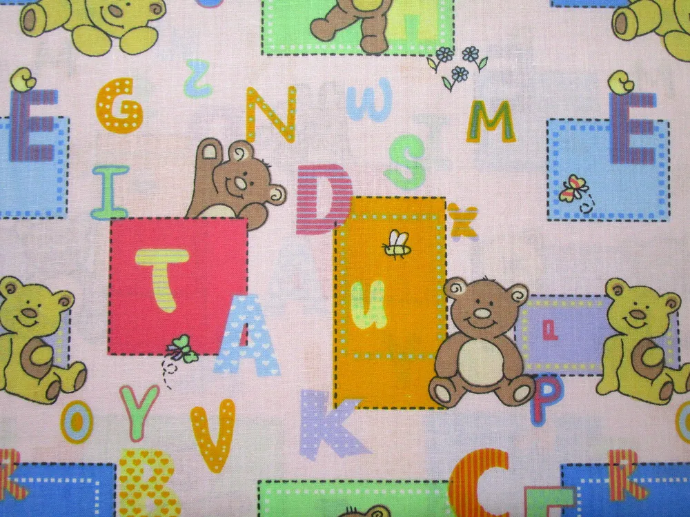 Bavlna svetloružová "macko, písmenká"