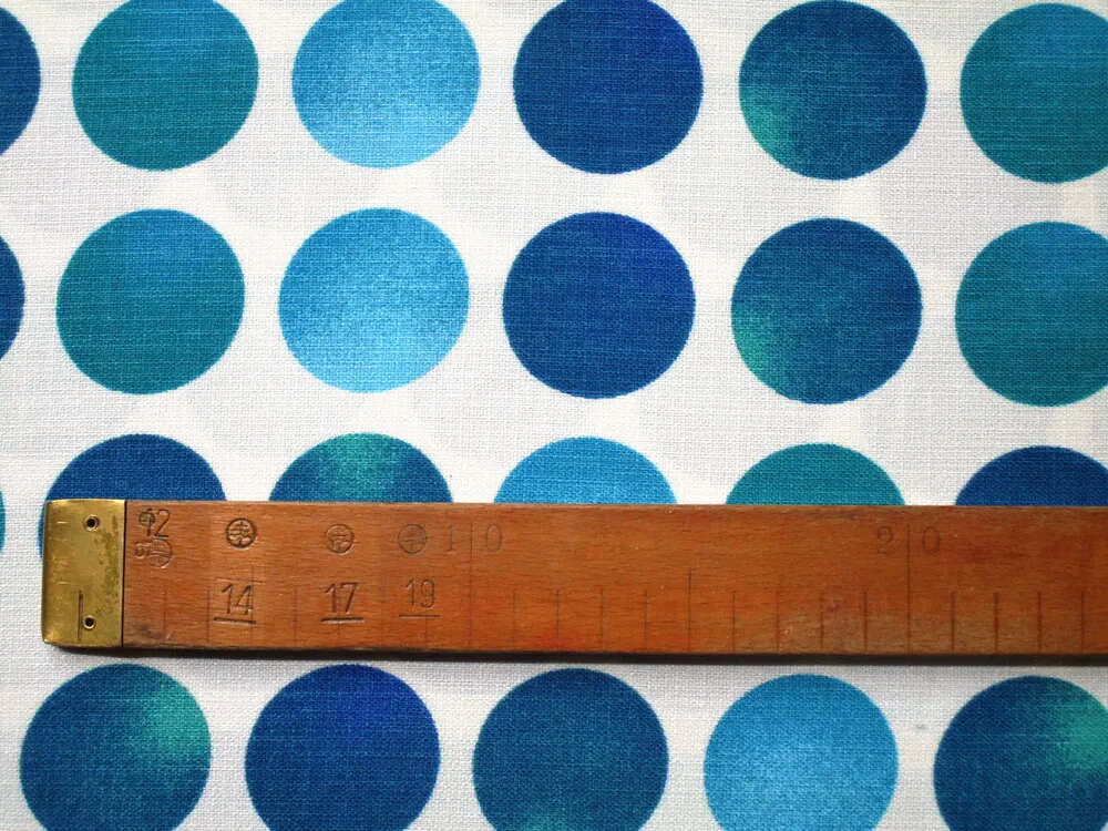 Kostýmovka smotanová "tyrkysovo-modré bodky"