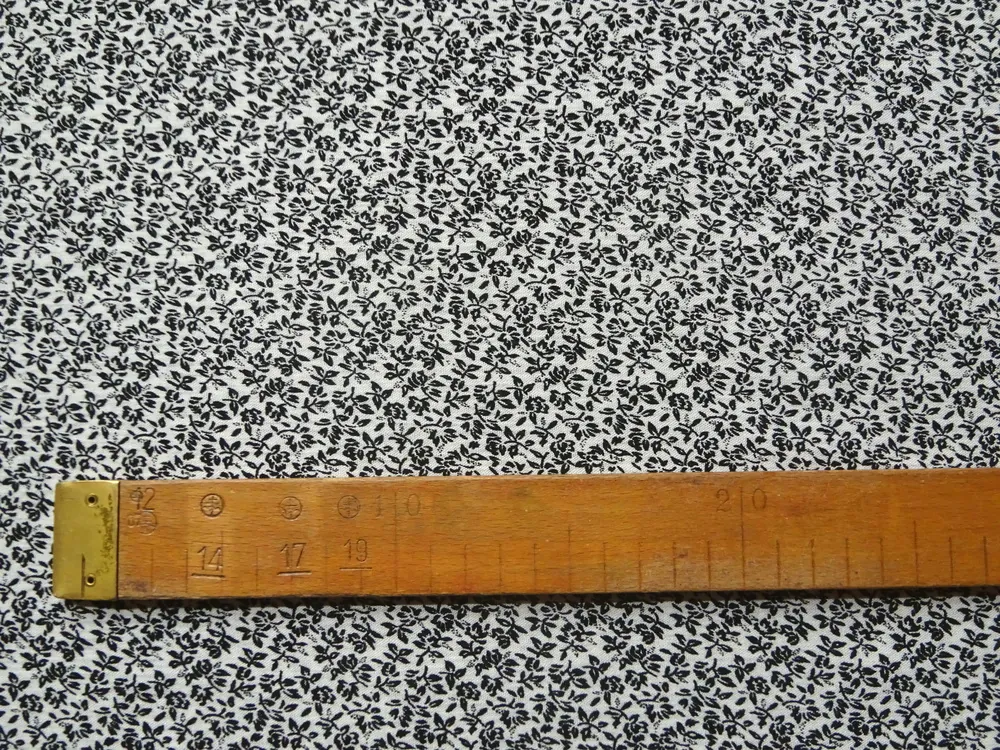 Šatovka smotanová "čierne kvety"