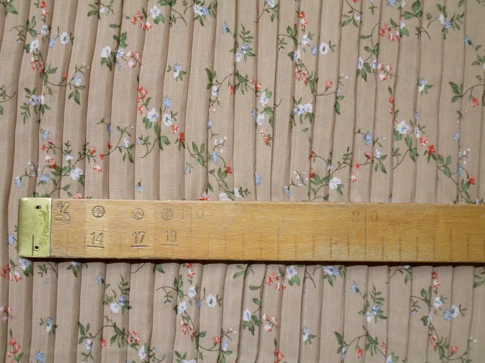 Šifón plisovaný svetlohnedý "kvety"