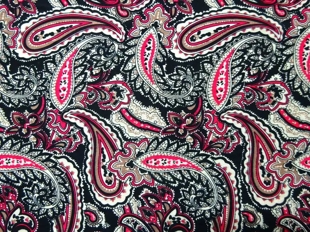 Šatovka čierna "béžovo-červený kašmírový vzor"