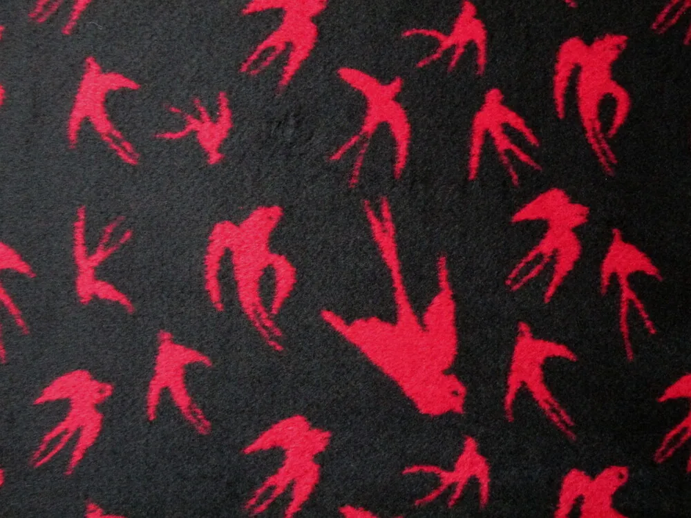 Flauš červeno-čierny "lastovičky" - obojstranný 