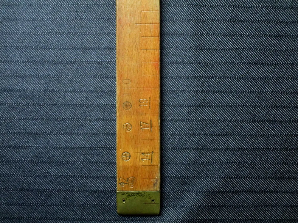 Kostýmovka čierna "biely tenký pásik" 